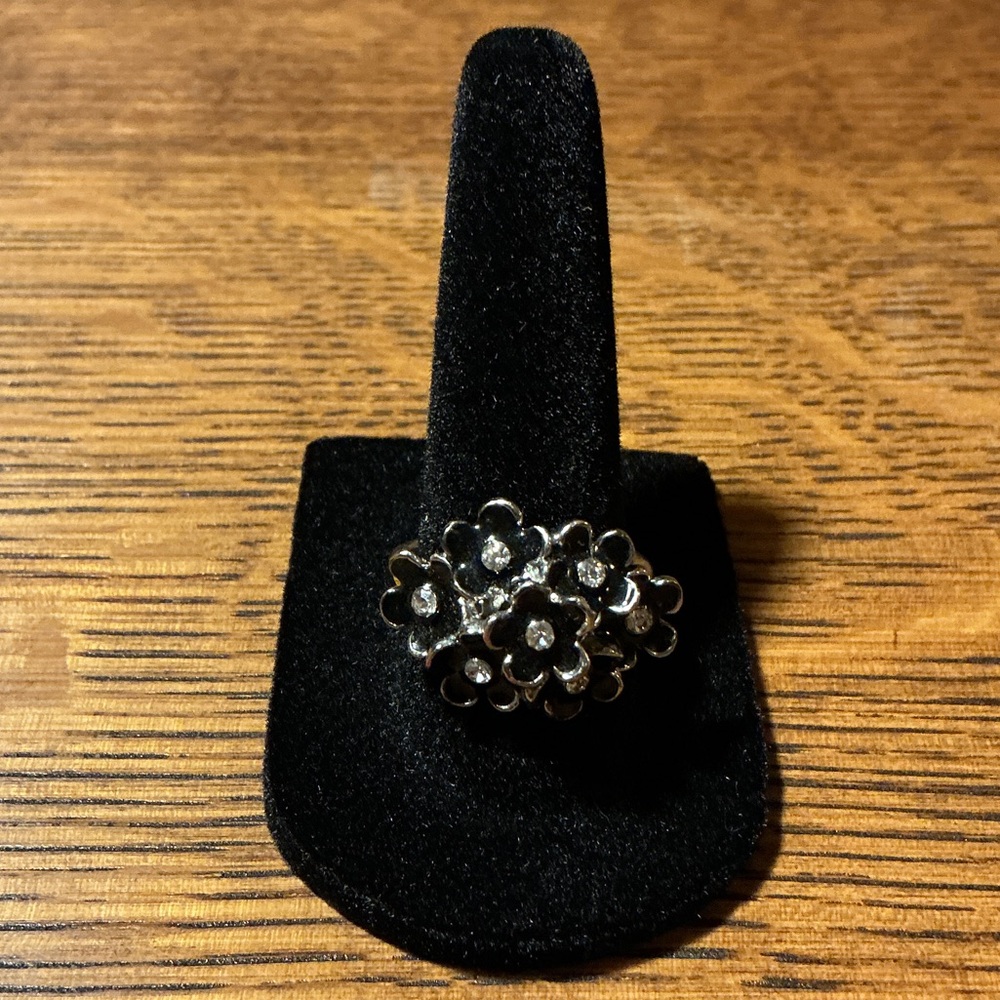 Elegant Silver Floral Ring